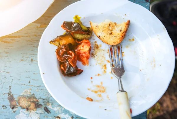 Tabakta yemek artıkları var. Sebze, et ve ekmek..