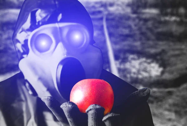 Homem Com Máscara Gás Segurando Maçã Vermelha Influência Radiação Poluição — Fotografia de Stock