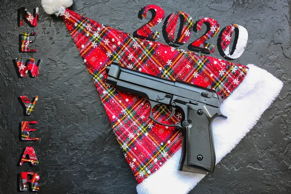 Chapéu Pai Natal Está Mesa Com Uma Arma Criminoso 2020 — Fotografia de Stock
