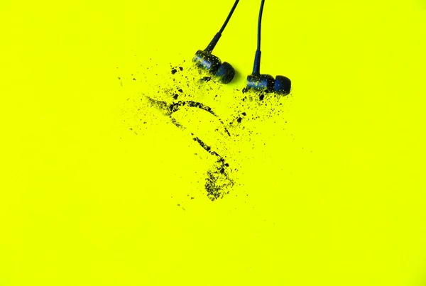 Kulaklıklar Paramparça Oluyor Modern Müzik Konsepti Ses Teknolojisi — Stok fotoğraf