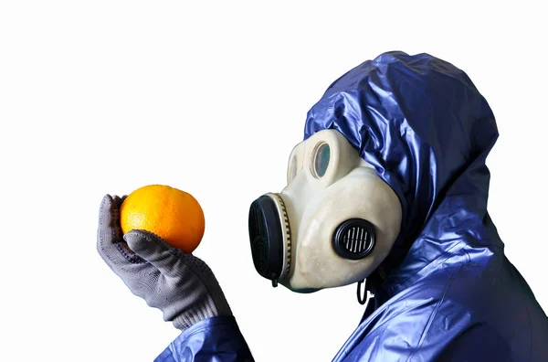 Homme Masque Gaz Tenant Orange Influence Des Radiations Pollution Environnement — Photo