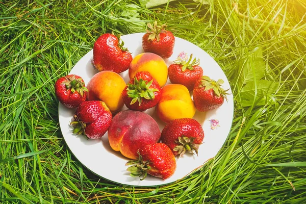 Fresas Melocotones Plato Hierba Verde Deliciosas Frescas Frutas Verano Comida — Foto de Stock