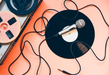 Mikrofonlu kayıt cihazı. Retro müzik. Disko partisi.