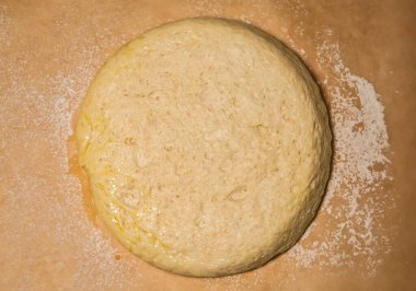 Masada hamur mayası var. Pişirme konsepti. Yemek pişirme fikirleri. Ev yapımı yemek. Diz unu ve su..