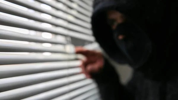 Kriminelle Spionieren Durch Das Fenster Alte Rollläden — Stockfoto