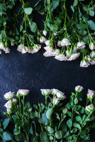 Красивые Цветы Черном Фоне Букет Роз Идеальная Квартира Открытка Праздником — стоковое фото