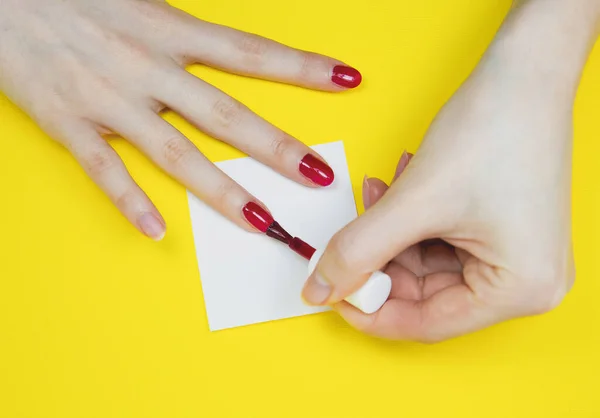 Mujer Aplica Esmalte Uñas Rojo Sobre Fondo Amarillo —  Fotos de Stock