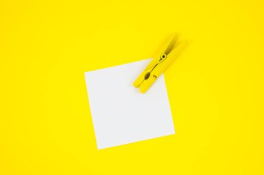 Sarı ahşap mandallı Yapılacaklar Listesi çıkartması. Sarı arkaplandaki hatırlatma kağıdını kapat. Uzayı kopyala Minimalizm, orijinal ve yaratıcı fotoğraf.