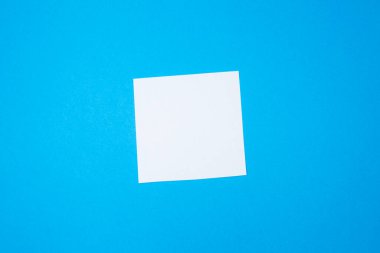 Liste Yapılacaklar Listesi etiketi boş. Mavi arkaplandaki hatırlatma kağıdını kapat. Uzayı kopyala Minimalizm, orijinal ve yaratıcı fotoğraf.