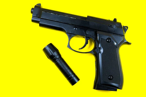 Czarny Pistolet Latarka Leżą Żółtym Tle Prywatni Detektywi Pracują Poszukiwanie — Zdjęcie stockowe