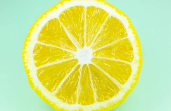 青い背景にレモンの食感の写真を閉じます 果物は半分に 内側に マクロビューでカット 美しい自然壁紙 — ストック写真