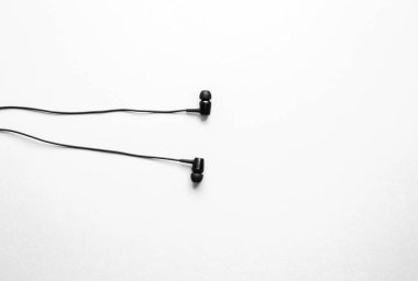 Pembe arka planda duran kulaklıklar. Modern müzik konsepti. Ses teknolojisi.