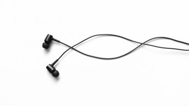 Yeşil arka planda duran kulaklıklar. Modern müzik konsepti. Ses teknolojisi.