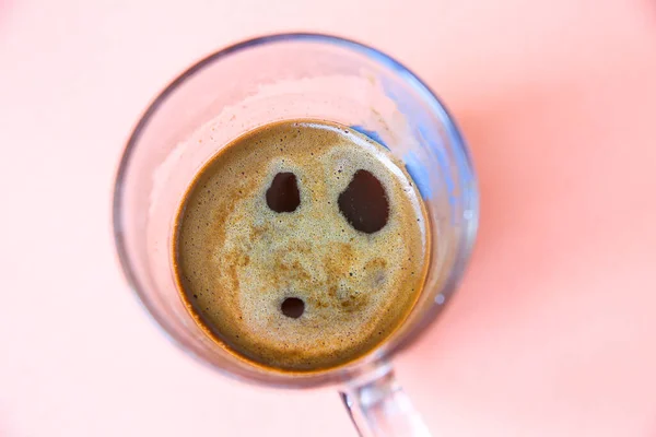 泡からの竹の表情を持つコーヒー 面白い写真 — ストック写真