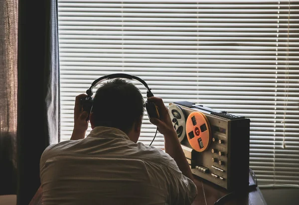 Zvláštní Agent Poslouchá Magnetofonu Důstojník Odposlouchává Sluchátka Sledování Rozhovorů Kgb — Stock fotografie