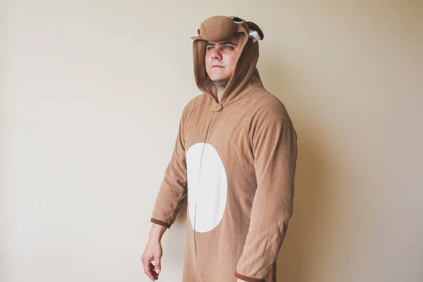 Mannen Cosplay Kostym Nära Väggen Killen Lustiga Djur Pyjamas Sovkläder — Stockfoto