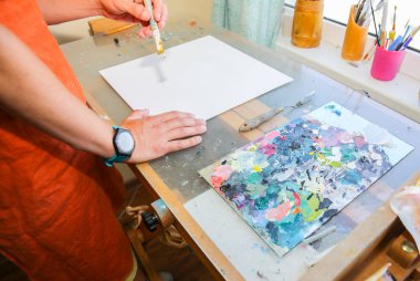 Boya paleti. Ressamın gerçek çalışma stüdyosu. İnsan resim yaratıyor. Sanatçı konsepti. Yaratıcı atmosfer.