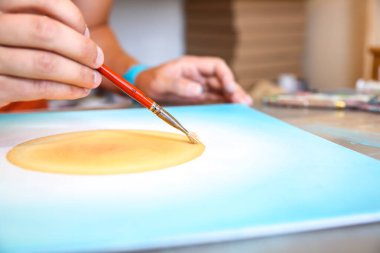 Ressamın gerçek çalışma stüdyosu. İnsan resim yaratıyor. Sanatçı konsepti. Yaratıcı atmosfer. Boya palet bıçağı. Fırçalar.