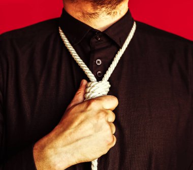 Boynunda ilmik var. Siyah gömlek. İntihar konsepti. İş stresi yüzünden asılmış. Bitkinlik bunalımı. Korkunç bir hayat durumu..