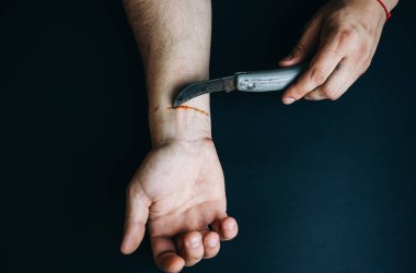 Adam eline bıçak dayayarak intihar etmek istiyor. Depresyon hastalığı. Ölüm kalım meselesi..