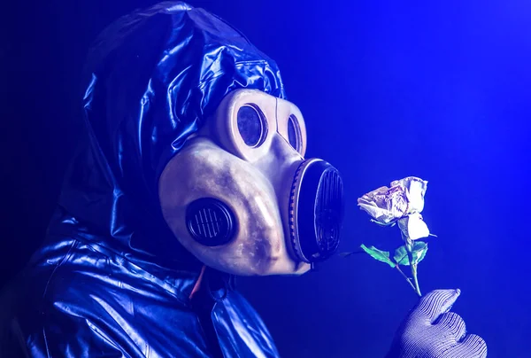 Homme Masque Gaz Tenant Une Fleur Influence Des Radiations Pollution — Photo