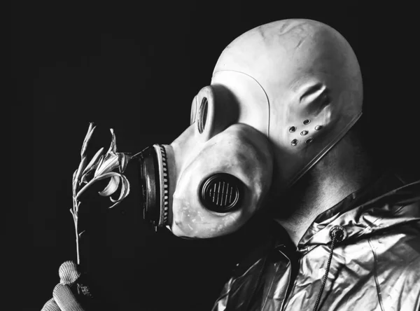 Mannen Gasmasken Håller Blomman Strålningspåverkan Miljöförstöring Tjernobylkonceptet Farlig Kärnkraft Ekologisk — Stockfoto