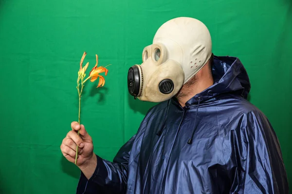 Homem Com Máscara Gás Segurar Uma Flor Influência Radiação Poluição — Fotografia de Stock