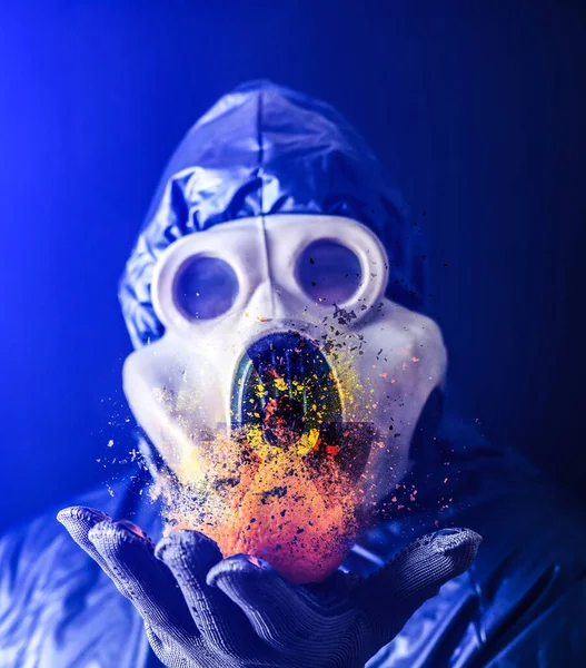Man Met Het Gasmasker Houdt Oranje Vast Stralingsinvloed Milieuvervuiling Tsjernobyl — Stockfoto