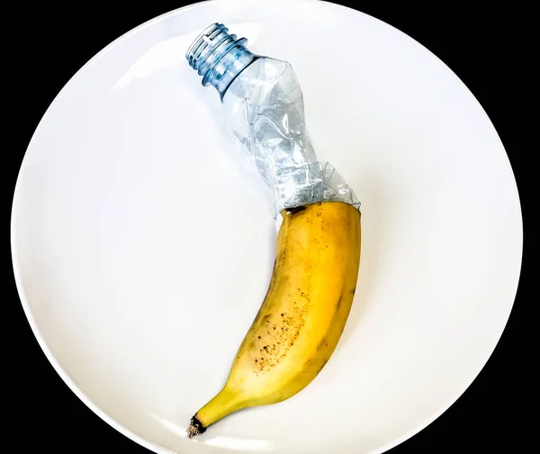 Пластикова Пляшка Банан Тарілці Люди Їдять Забруднену Їжу Екологічна Проблема — стокове фото