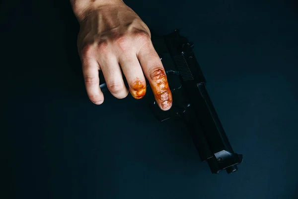 Чоловік Рукою Крові Тримає Пістолет Вбивця Кримінальної Концепції Незаконна Діяльність — стокове фото