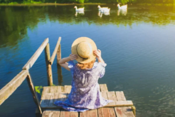 Unscharfes Foto Schöne Mädchen Sitzt Auf Dem Hölzernen Pier Rustikales — Stockfoto