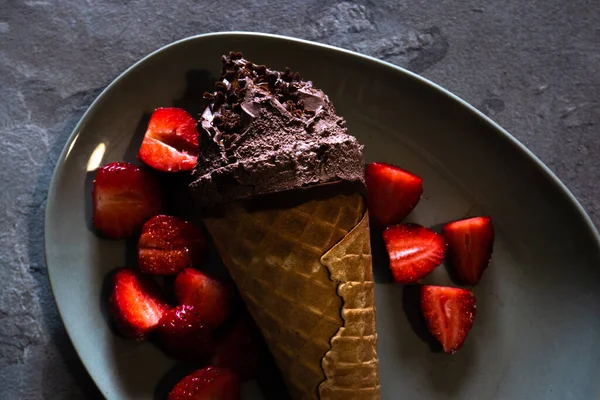 Chocolate Ice Cream Strawberries Delicious Summer Dessert — Stock Photo, Image