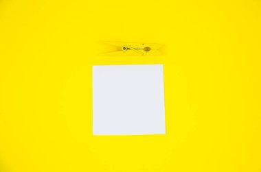 Sarı ahşap mandallı Yapılacaklar Listesi çıkartması. Sarı arkaplandaki hatırlatma kağıdını kapat. Uzayı kopyala Minimalizm, orijinal ve yaratıcı fotoğraf.
