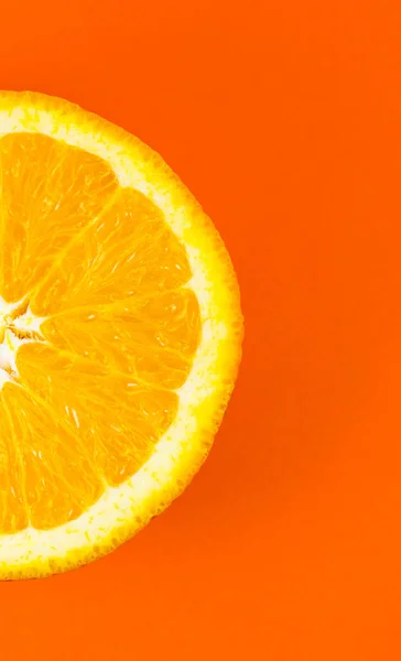 オレンジの背景にオレンジの質感の写真を閉じます 果物は半分に 内側に マクロビューでカット ミニマリズム オリジナルで創造的なイメージ 美しい自然壁紙 — ストック写真