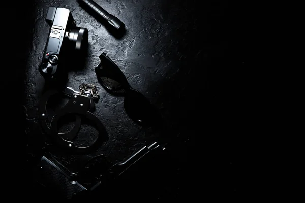 Černá Zbraň Baterka Brýle Kamera Policejní Kov Skutečná Pouta Leží — Stock fotografie