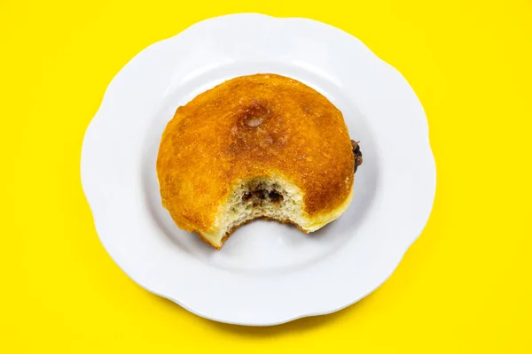 Donut Mordido Com Chocolate Prato Deliciosos Doces Tentação Sobremesas Fundo — Fotografia de Stock