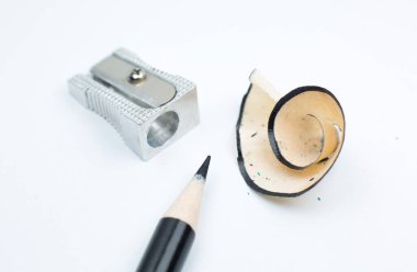 Keskinleştirici ve kırık bir kalem. Beyaz arka planda talaş ve grafit. Yaklaş, Macro fotoğrafı. Okul konseptine dönelim..