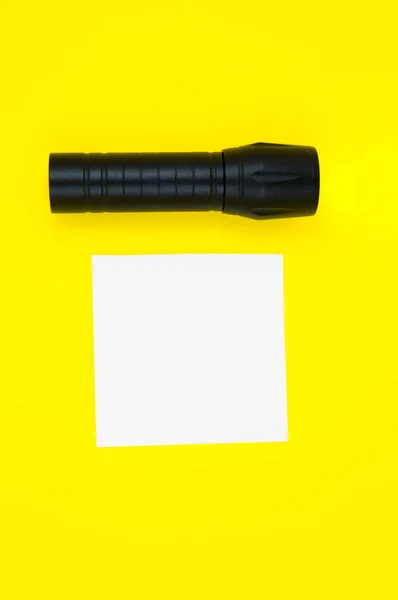 Weiße Aufkleber Auf Der Liste Mit Schwarzer Taschenlampe Suche Nach — Stockfoto