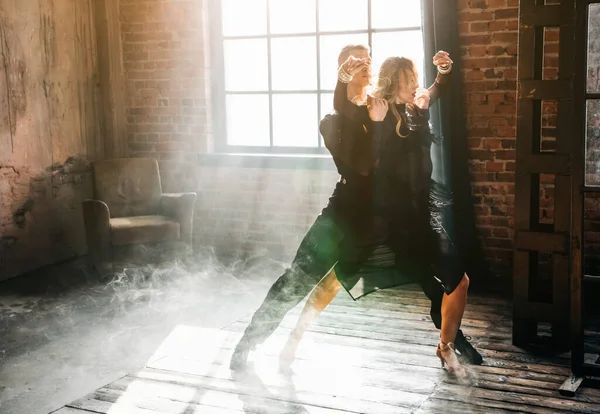 Пара Профессиональных Танцовщиц Танцует Чердаке Студии Арт Перформанс Плотным Дымом — стоковое фото