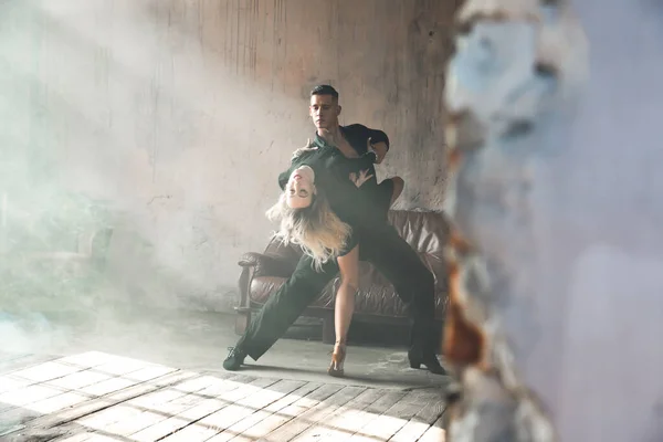 Két Profi Táncos Táncol Tetőtéri Stúdióban Gyönyörű Művészeti Előadás Erős — Stock Fotó