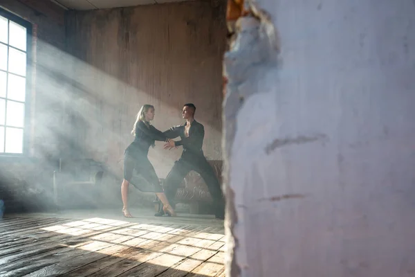 Profesyonel Balo Dansçısı Çatı Katında Dans Ediyor Ağır Dumanla Güzel — Stok fotoğraf