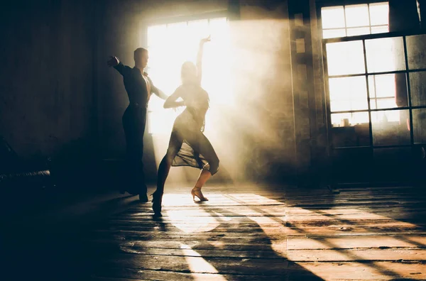 Par Bailarines Salón Profesionales Bailan Estudio Loft Hermosa Actuación Artística — Foto de Stock