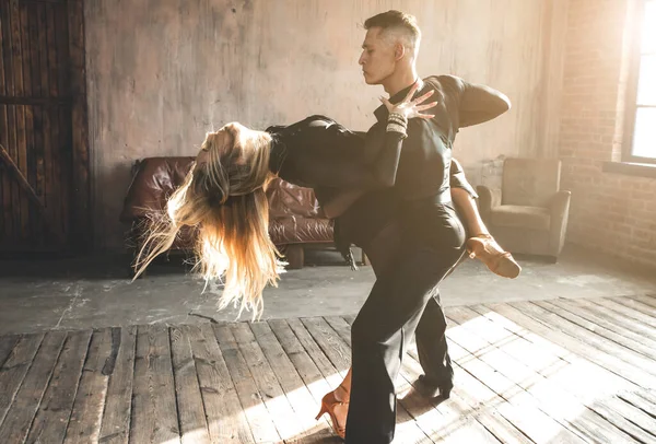 Dwóch Zawodowych Tancerzy Balowych Tańczy Studio Poddaszu Piękne Przedstawienie Sport — Zdjęcie stockowe