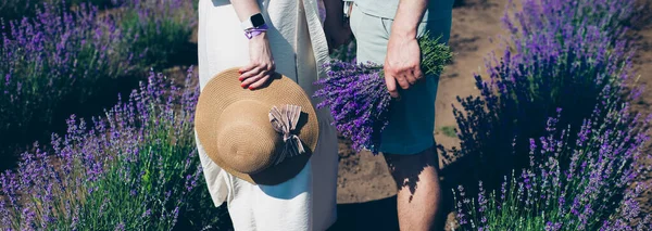 Couple Câlin Histoire Amour Romantique Belles Fleurs Lavande Pourpre Sur — Photo