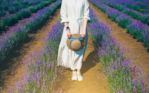 Fille Robe Lin Blanc Avec Bouquet Lavande Chapeau Paille Marchant — Photo