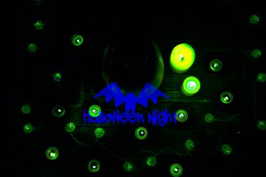 Karanlıkta Cadılar Bayramı balkabağı. Lambalar ve mumlar. Mistik sonbahar tatili. Şenlik detayları. Şeker mi şaka mı geleneği. Ekim 'de Azizler Günü.