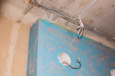 Eski kırık elektrik tesisatı. Onarım çalışmaları.