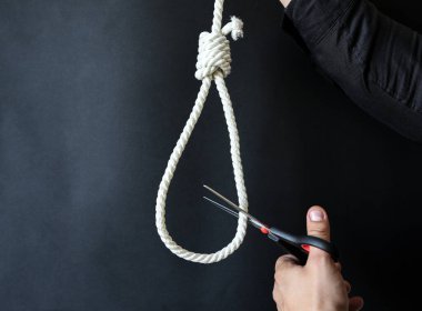 Boynunda ilmik var. Ellerinde makas tutan bir adam. İntihar konsepti. İş stresi yüzünden asılmış. Depresyon ya da tükenme. Korkunç bir hayat durumu. Yaşam seçimi.