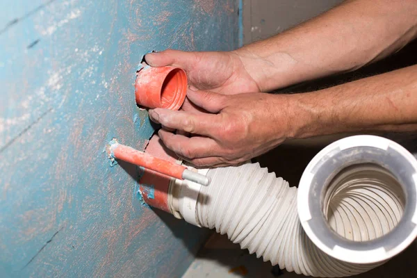 Tuvalet ve Banyo tesisatı. Plastik tüp ya da sızıntı montajı. Dairede bakım onarımı var. Yenileme işlemi.