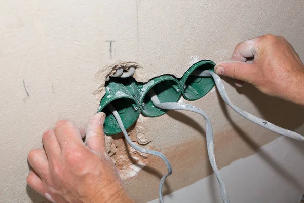 Hombre Está Haciendo Electricidad Mantenimiento Obras Reparación Renovación Piso Restauración —  Fotos de Stock